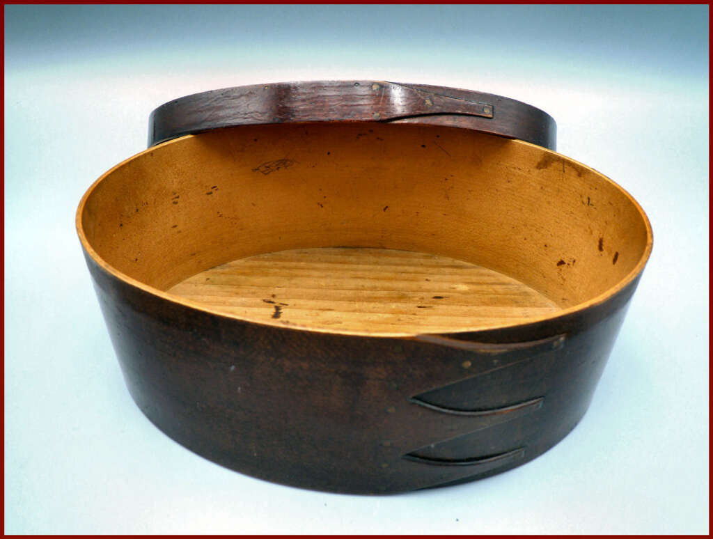 SHAKER COVERED OVAL BOX American Antiques